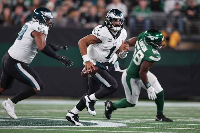 Jets' DE Carl Lawson (58) pursues Eagles' QB Jalen Hurts (1)